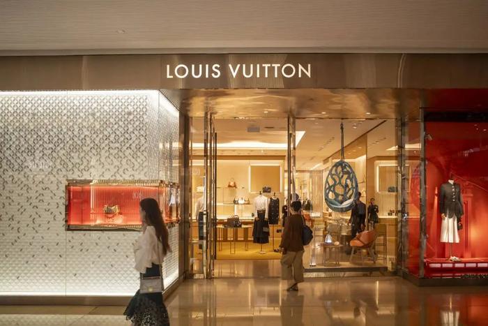 奢侈品卖不动了?LVMH股价暴跌,全球奢侈品客户群两年流失约5000万