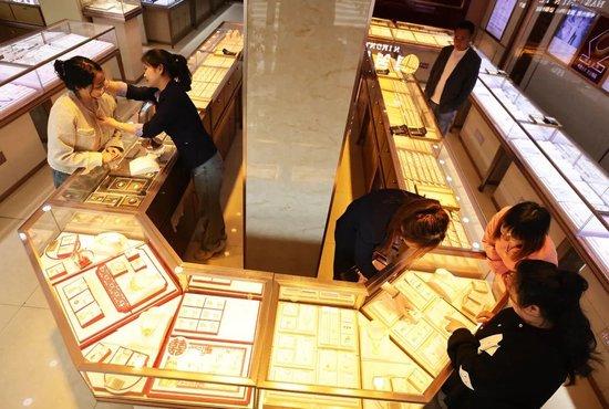金价涨疯了!特朗普“不确定性”侵蚀美元信用,华尔街争相唱多黄金!国内不少人排队卖金变现