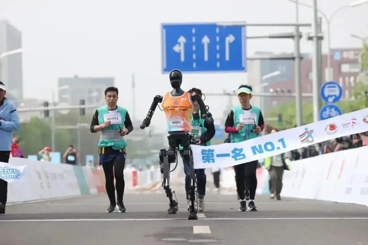 国内跨境电商平台宣布对美国涨价，关税致运营成本上升；宇树科技回应未参与机器人半马比赛；特斯拉一季度欧洲销量全线暴跌丨雷峰早报