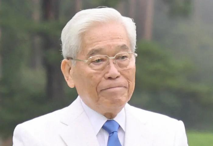 把女主播当“礼物”?87岁“铁腕帝王”垮台