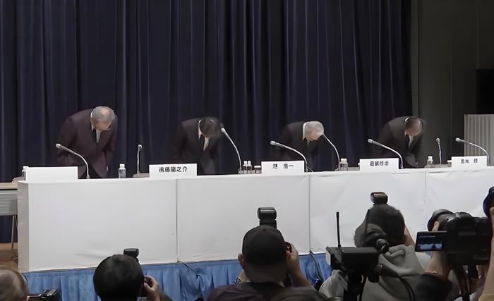 把女主播当“礼物”?87岁“铁腕帝王”垮台