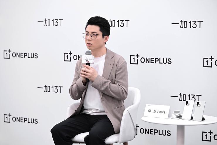 “小屏大魔王” 一加 13T ，“美强小”拉满性价比