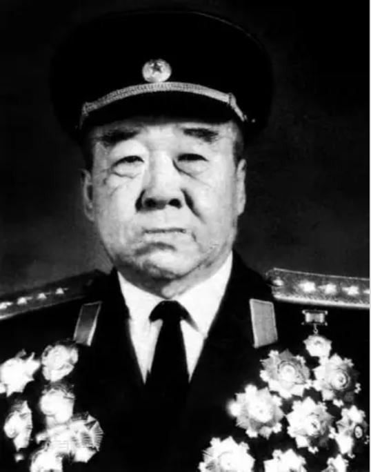 金正恩献花致敬,朝鲜最新舰被命名为“崔贤”号