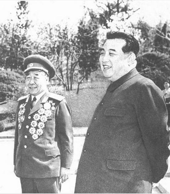 金正恩献花致敬,朝鲜最新舰被命名为“崔贤”号