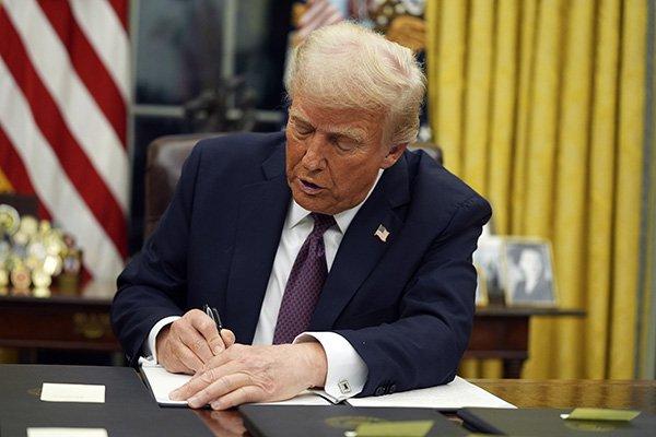 “中国封建历史上失败帝王的几乎全部特征,都能在特朗普身上找到”