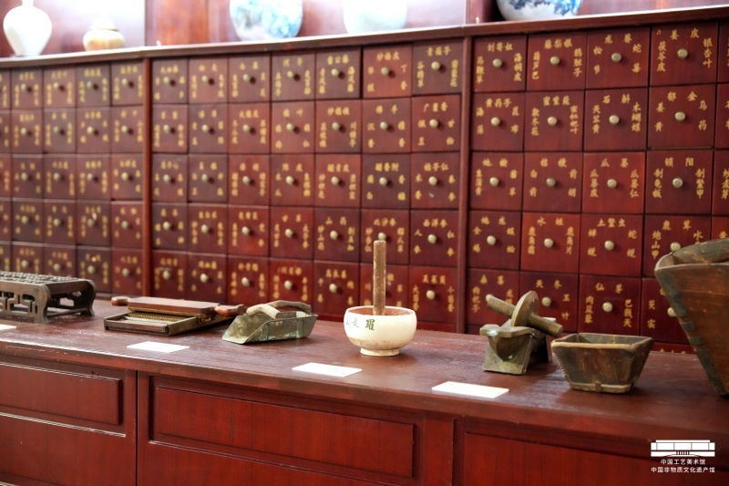 展示坐堂行医、中药炮制等场景  中医药非遗主题展演绎中医药的根与魂
