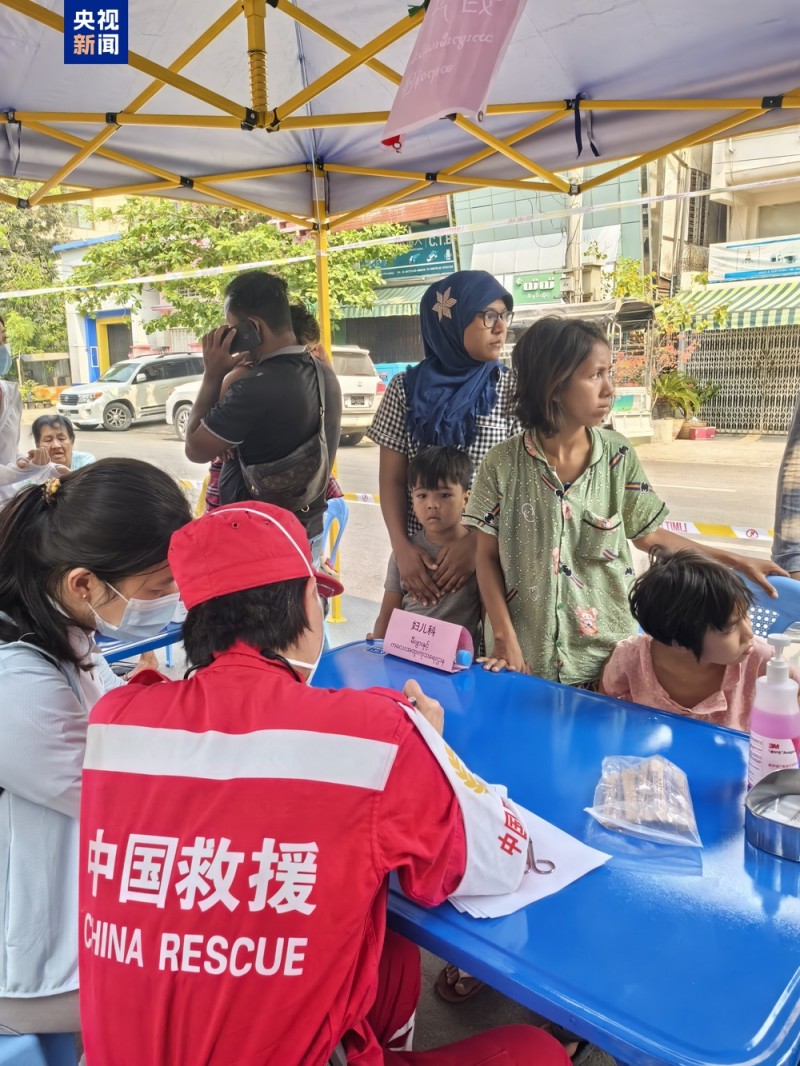接诊超100人次 中国救援队伍在缅安置点持续开展医疗服务