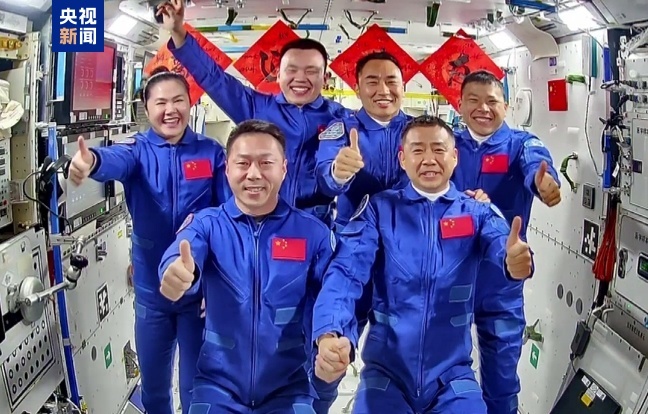 历史一刻 两个航天员乘组拍摄全家福