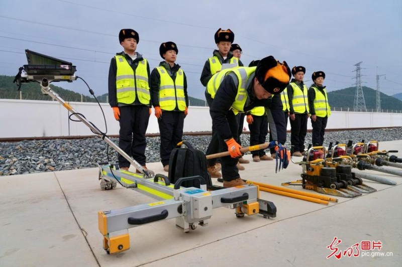 【发现最美铁路】云端上的“毫米级”守护者――丽香铁路养护工