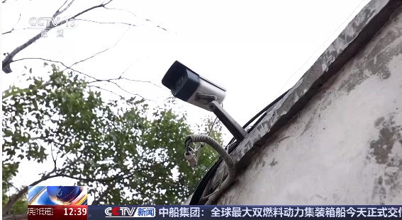 汽车被“天降酒瓶”砸了一个窟窿，特殊证据锁定“他”