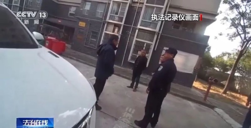 汽车被“天降酒瓶”砸了一个窟窿，特殊证据锁定“他”