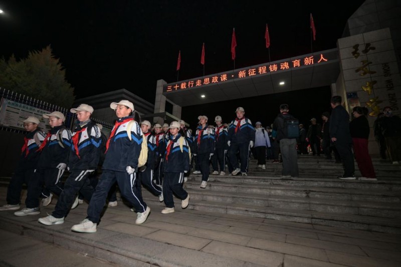 我在现场・照片背后的故事丨徒步108里，感受一座“英雄城”