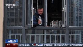 汽车被“天降酒瓶”砸了一个窟窿，特殊证据锁定“他”