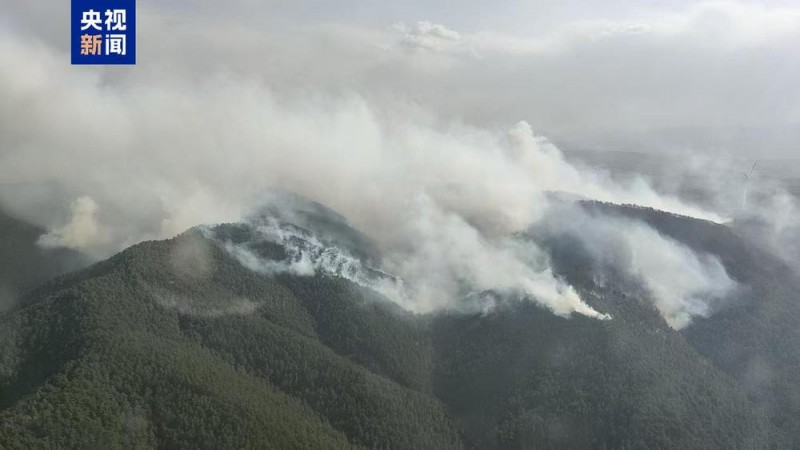 山西沁源平遥交界处发生山火  抢险工作正在进行