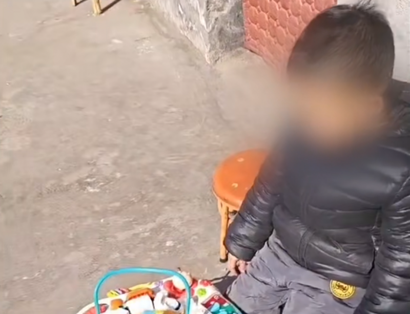 小孩哥自制泡沫船下河划水 家长千万警惕这些溺水高危场景