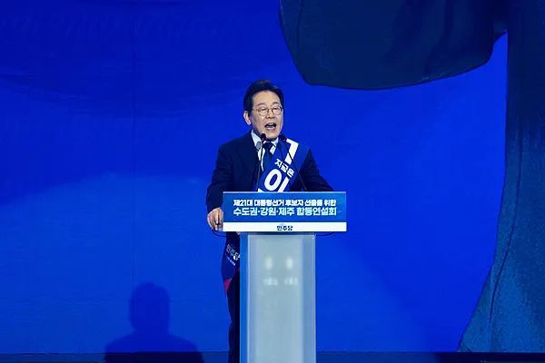 7点出发丨老师上课拍段子让学生鞠躬喊“总裁好”？校方回应！