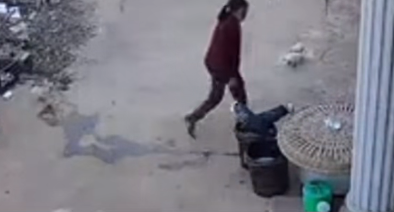 小孩哥自制泡沫船下河划水 家长千万警惕这些溺水高危场景