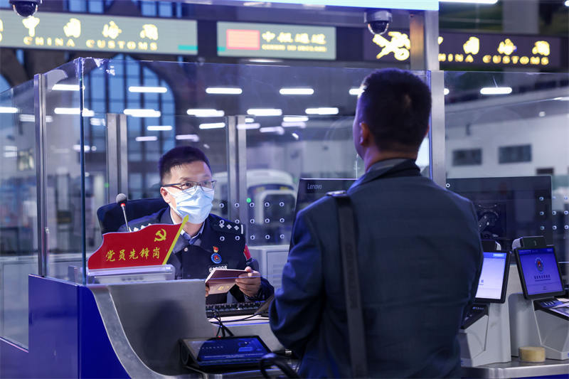 霍尔果斯口岸跨境游热潮再创新高！