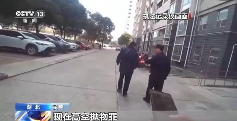 汽车被“天降酒瓶”砸了一个窟窿，特殊证据锁定“他”