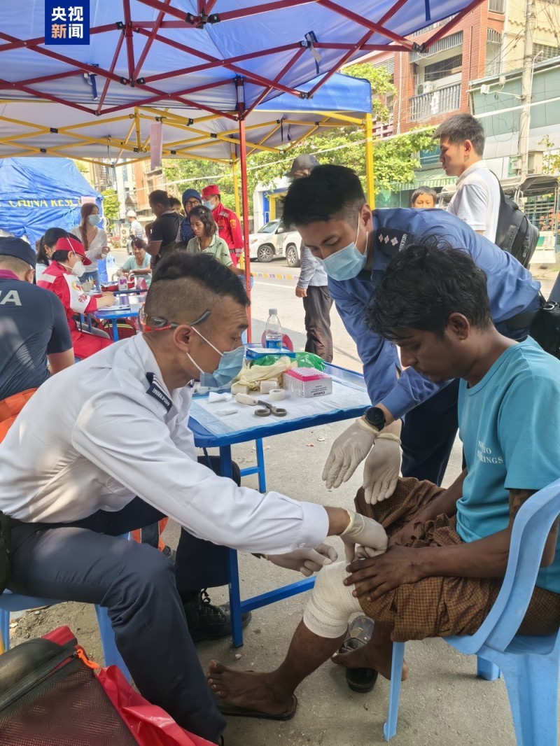接诊超100人次 中国救援队伍在缅安置点持续开展医疗服务