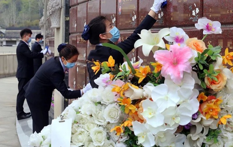 看丹观察虼哭代烧代聊天……网友：祭扫也能代？！靠谱吗？