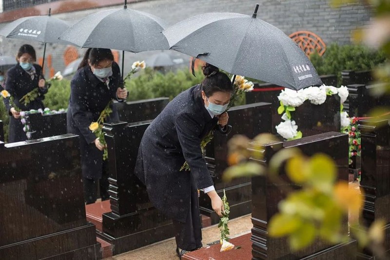 看丹观察虼哭代烧代聊天……网友：祭扫也能代？！靠谱吗？
