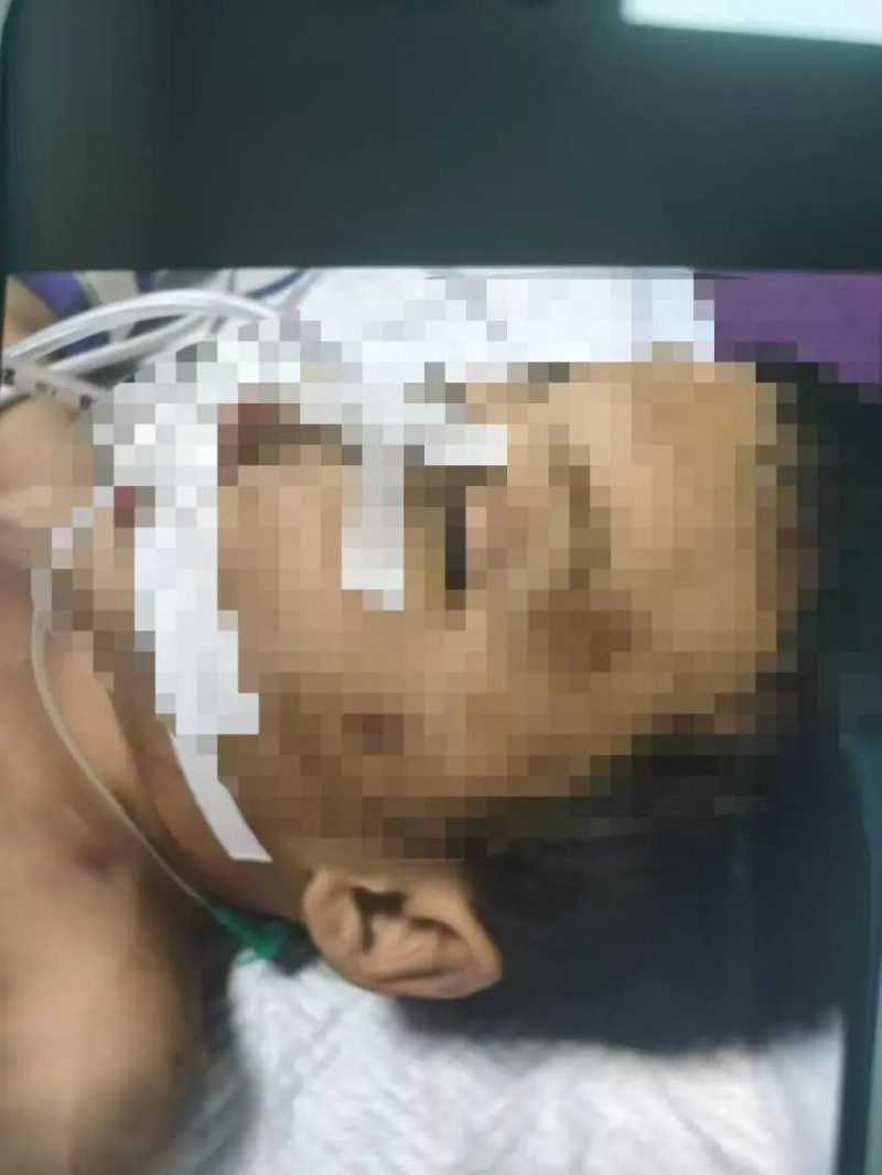 “3岁男童被生父女友虐待致死案”一审择期宣判！男童生母当庭晕倒→