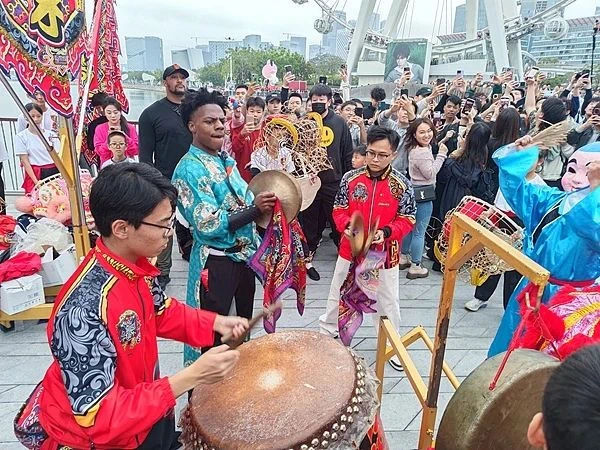 千笔楼｜不戴滤镜看中国，何以成“甲亢哥”的流量密码？
