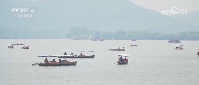 沙漠“锁边”生态日益向好引客来 文旅市场一路繁花释放“新”潜力