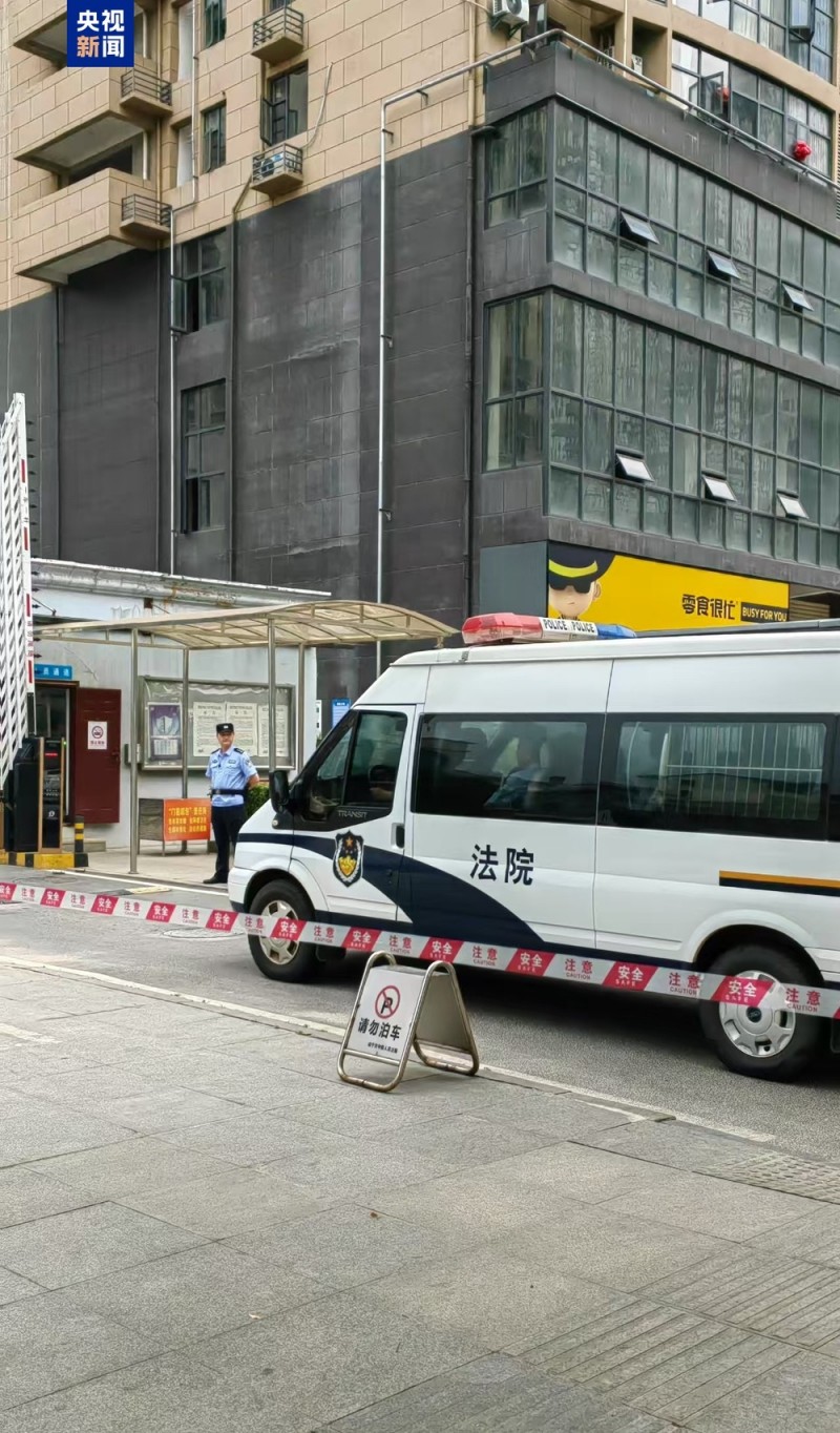 今日二审宣判！押送李铁的警车已进入法院