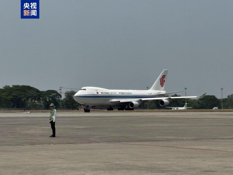 总台现场直击丨中国政府援缅第三批抗震救灾物资抵达仰光