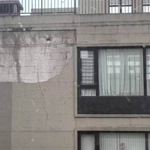 杭州—小区外立面部分墙体被狂风吹掉，有人被砸正在医院抢救