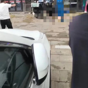 杭州临平一男孩坠楼，目击者：原因不清楚，但当时风很大