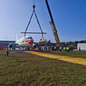 福州机场开展残损航空器搬移实战演练，真机上阵