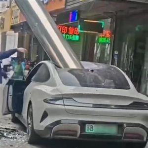 无锡大风吹落金属管砸穿小米SU7车顶，当地：所幸没砸到人