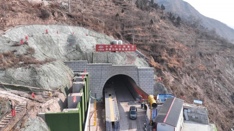 “五一”假期全国多地铁路重点工程建设持续推进