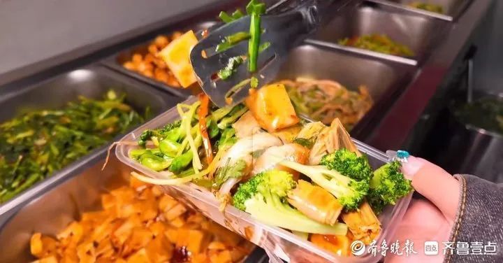 看丹观察丨5元自助快餐店被吐槽贵？！网友玩梗打抱不平：有帝王蟹、牛排、鱼子酱吗？