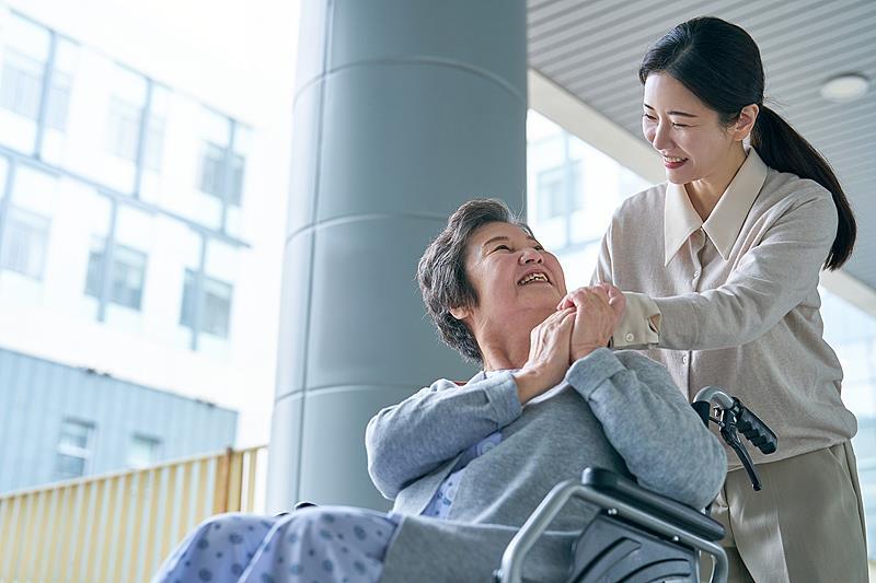 避免“一人住院全家忙” 免陪照护让病人更有“医”靠