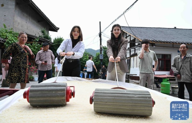 外国留学生在重庆体验端午民俗