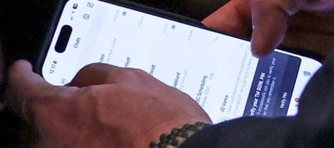 画面曝光!外媒拍下华尔兹手机聊天界面:使用安全性存疑“山寨”软件与多名美高官通信