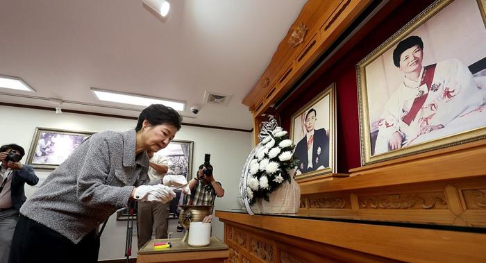 韩国大选临近,朴槿惠前往其父朴正熙出生地悼念 韩媒:意在激励保守派选民