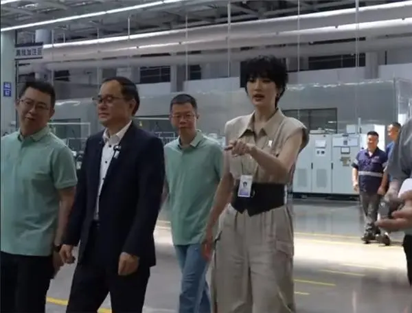 传大疆杀入扫地机器人赛道，首款产品即将发布，研发超4年；长安汽车回应姚安娜入职阿维塔：借华为资源推广品牌；荣耀确认进军机器人业务丨雷峰早报