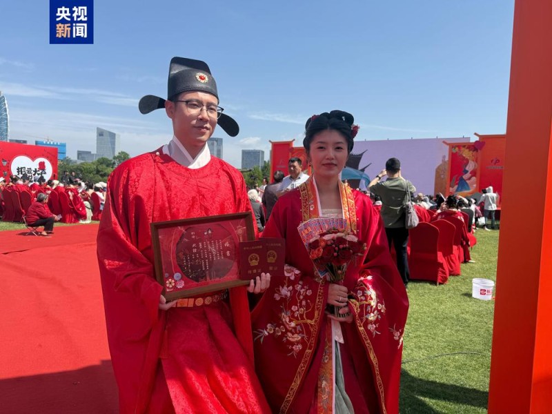 边旅行边结婚 说走就走的“领证登记游”自带甜蜜浪漫氛围