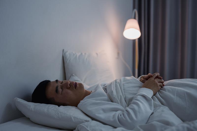 睡前多吃点碳水就能快速入睡？想睡得好这样吃→