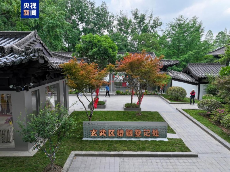 边旅行边结婚 说走就走的“领证登记游”自带甜蜜浪漫氛围