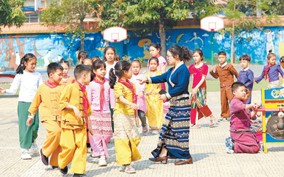 这里有“一寨两国”，还有“上学出国、放学回国”的“小小留学生”――跨越国界的“胞波”情谊（边城见闻）