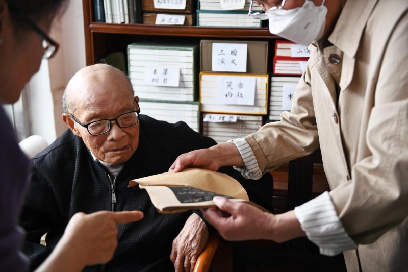读城｜百岁老书翁守着百年旧书店：爱书的人多，书香不会散！