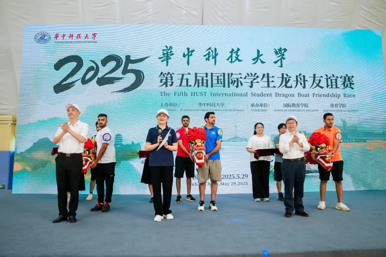 东游记：喻家湖上竞龙舟 国际学生“黄鹤”队力拔头筹