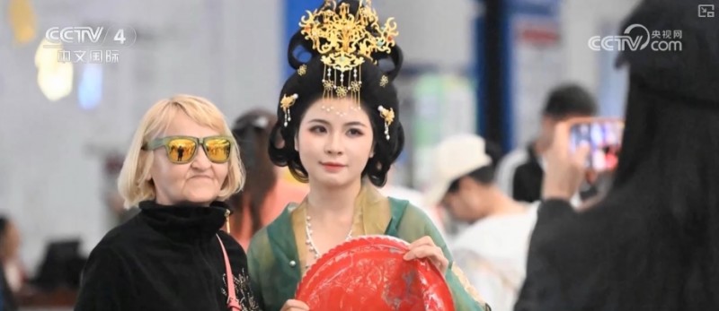 火热“中国游”呈现新趋势  时尚与传统交相辉映成磁吸外国游客密码