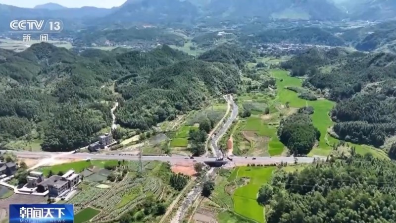 无人机巡查路面病害 农村公路养护“飞”出新赛道